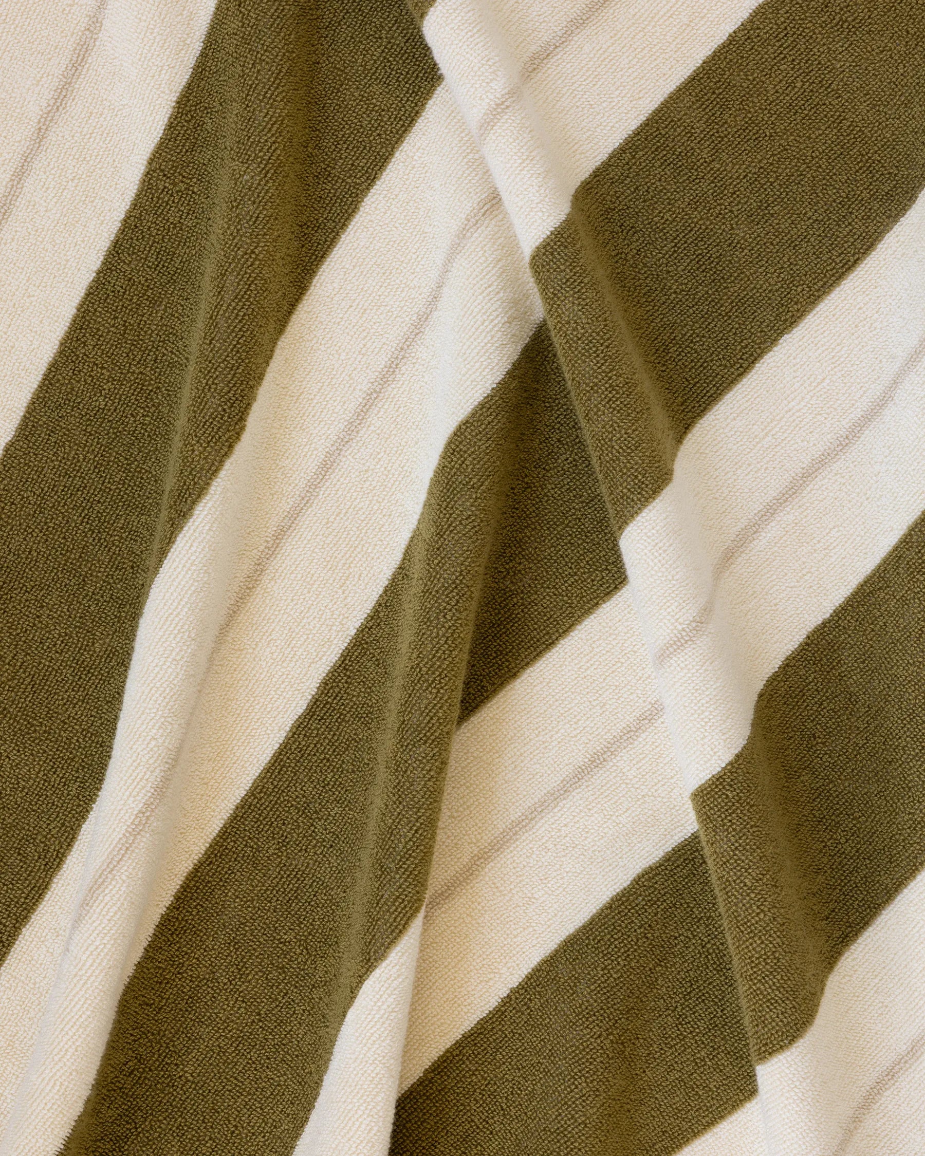 Éteanne beach cotton towel draped in natural folds highlighting texture and absorbency