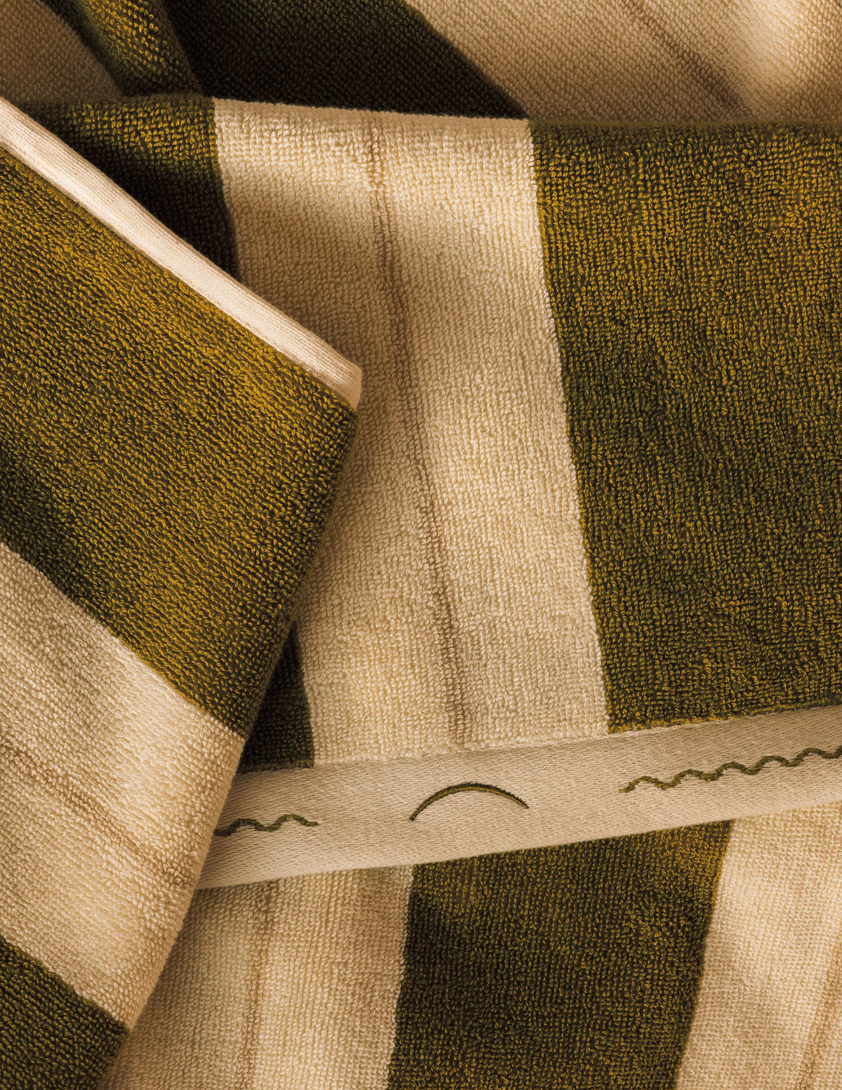 Éteanne beach cotton towel draped in natural folds highlighting texture and absorbency